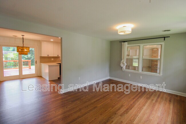 Building Photo - 927 Holly Ct