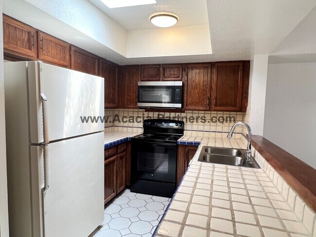 Building Photo - Three Bedroom Townhouse
