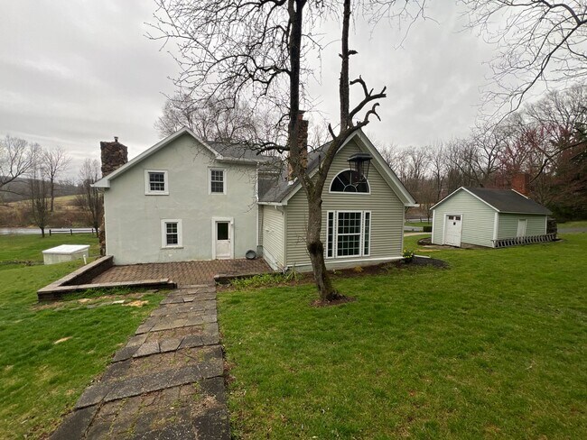 Building Photo - Gorgeous 3 bed, 2 bath home | Lawn Care Included