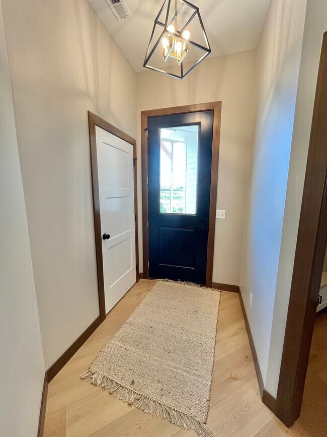 Foto del edificio - Stunning Recently Constructed 4 Bed/2.5 Bath Twinhome!