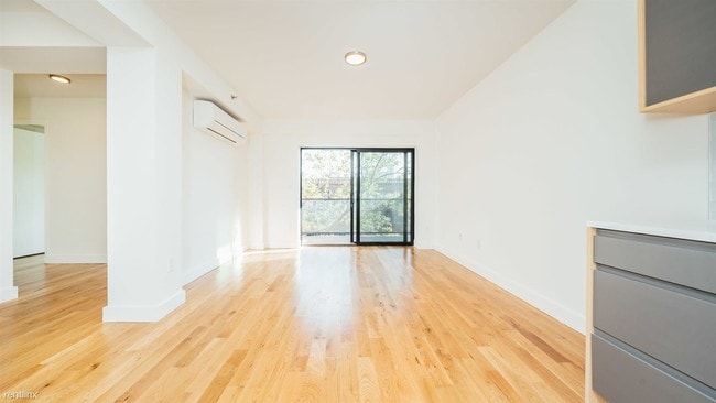Building Photo - 520 Parkside Ave