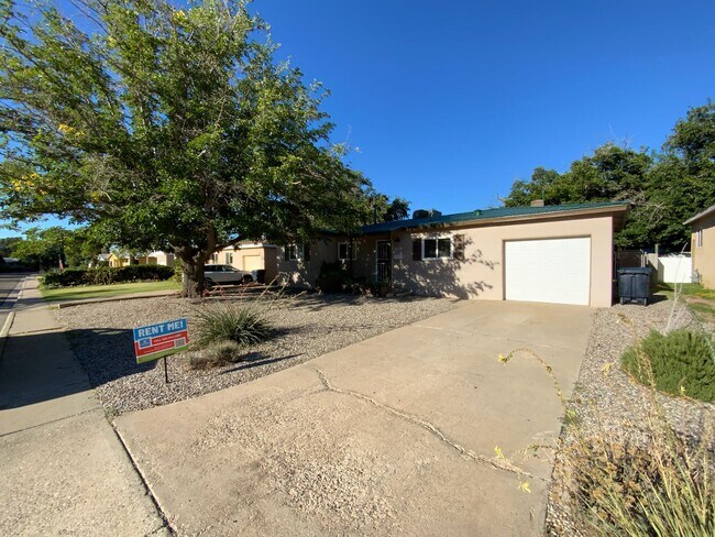 Foto del edificio - 3 Bedroom Single Story Home Available Near...