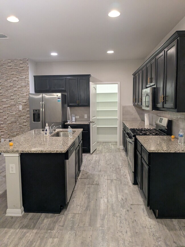 Kitchen + pantry - 3130 Blantyre Bnd