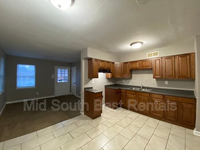 Foto del edificio - 3424 Piney Woods Ave