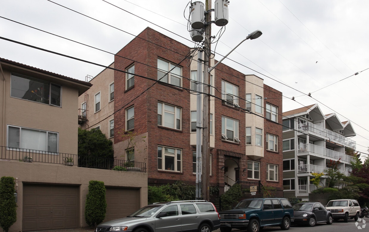 Building Photo - Carlyle Apartments