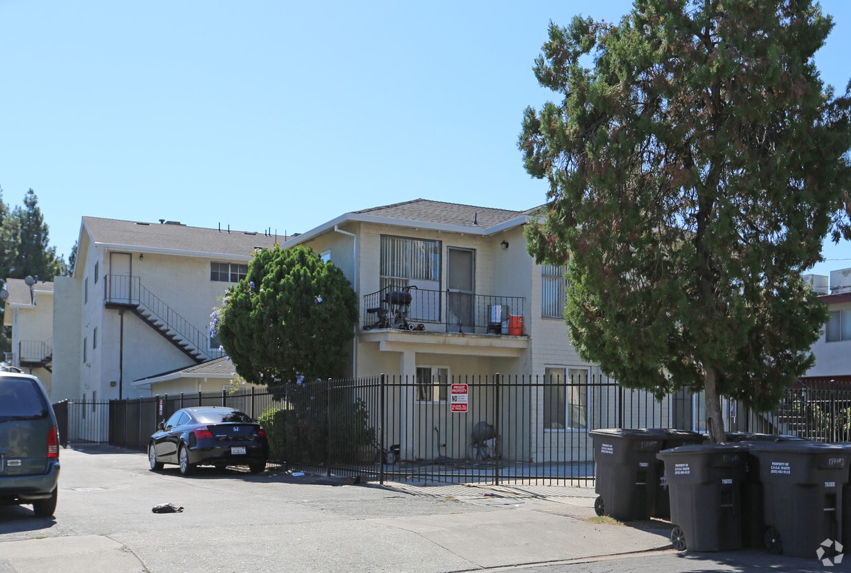 Building Photo - 1844 Robin Ln
