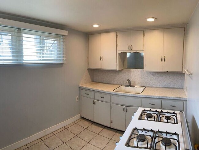 Foto del edificio - Cozy Basement Apartment - Centrally Located!