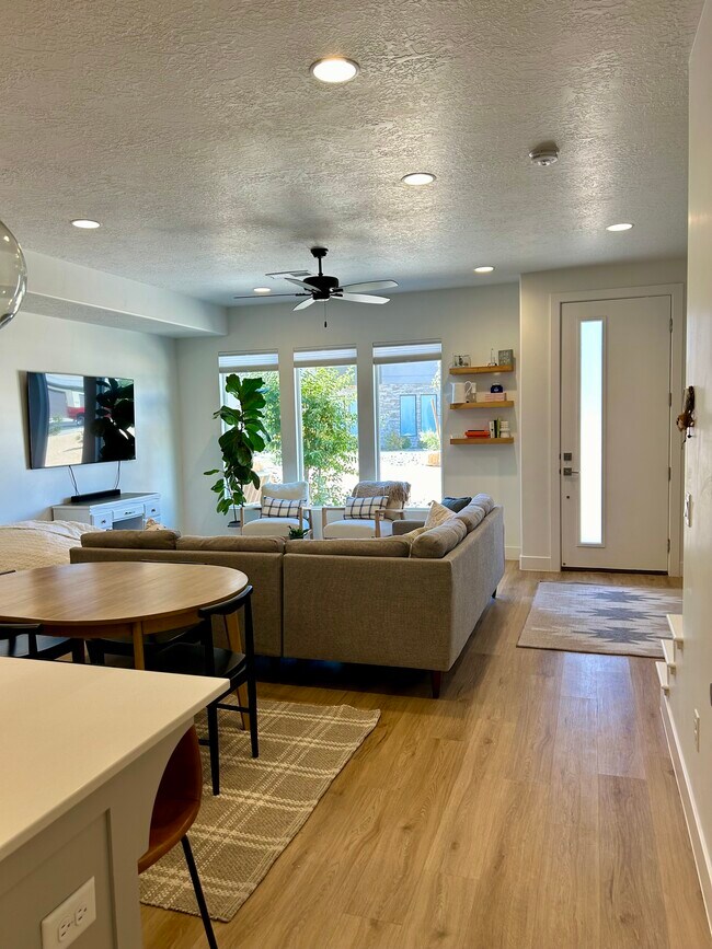 Building Photo - 832 S American Beech Ln