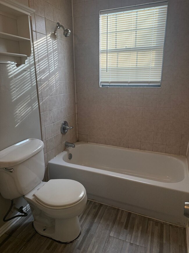 Photo - 1409 College St House