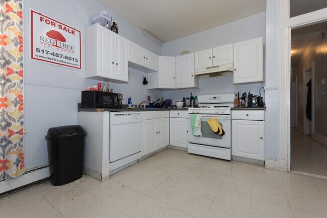 Foto del edificio - 3 Bed / 1 Bath on Hillside St | Mission Hill | 9/1