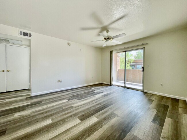 Foto del edificio - 555 E Silverado Ranch Blvd