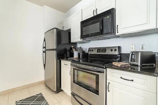 Building Photo - 630 S Sapodilla Ave