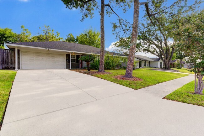 Building Photo - Beautiful 3 bedroom 2.5 bath home for Leas...
