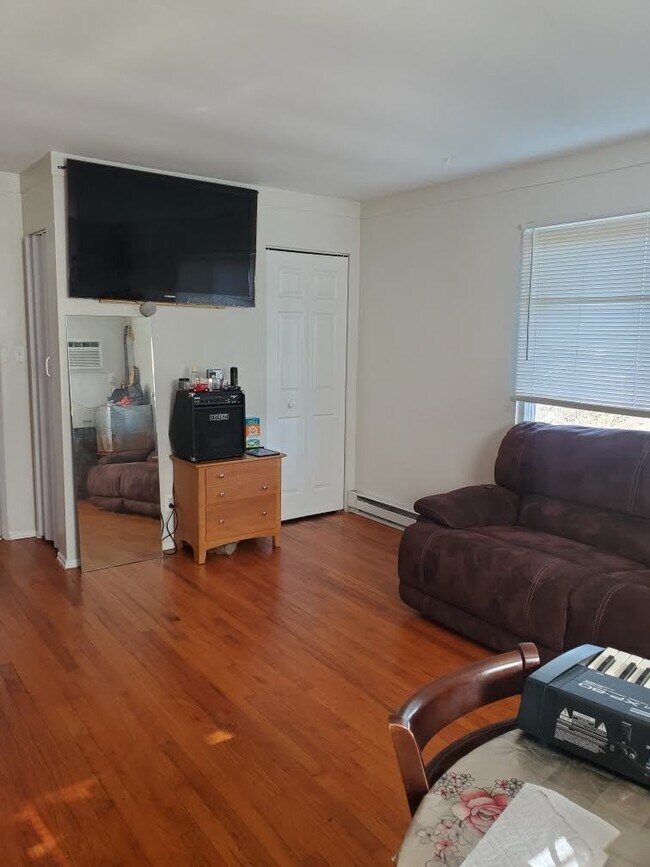 Building Photo - Welcome to your cozy oasis in Price Hill!