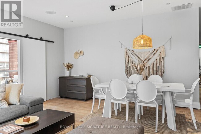 Photo du bâtiment - 393 King St W