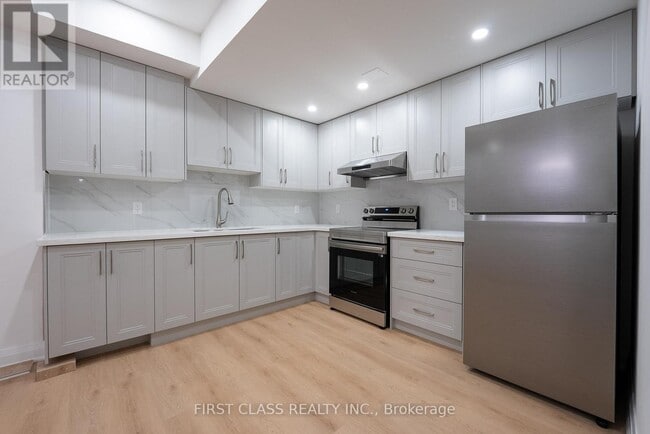 Building Photo - 544 White's Hill Ave