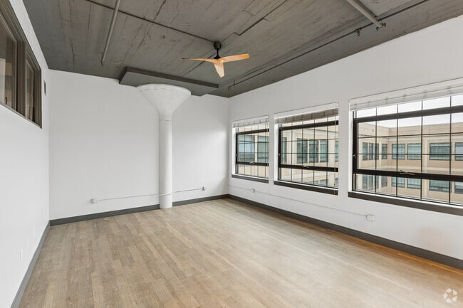 2 habitaciones, 2 baños - 850 pies cuadrados - Sala de estar - AP Lofts