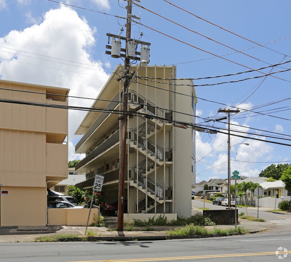 Building Photo - 1003 Kapahulu St