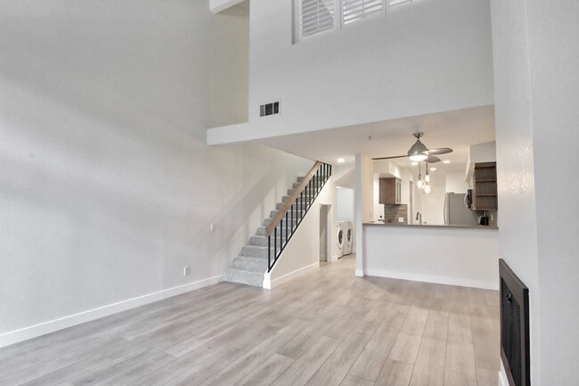 Building Photo - 1050 Seco St