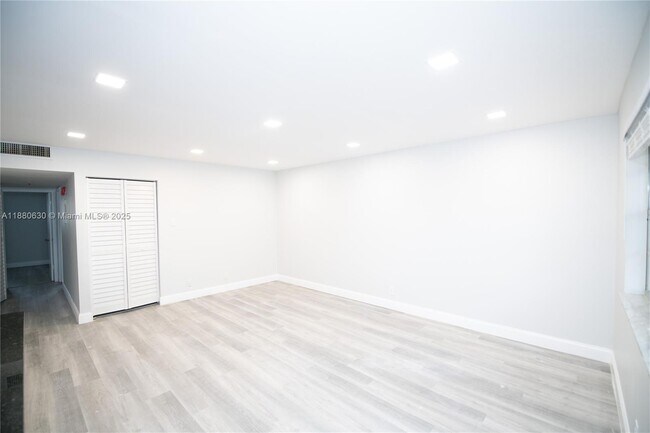 Foto del edificio - 8704 NW 35th St