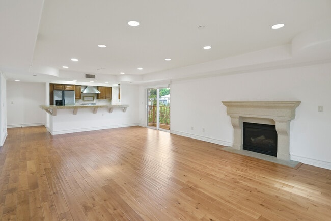 Building Photo - 10390 LA GRANGE Ave