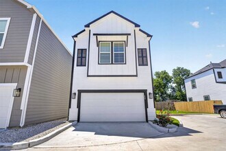 Building Photo - 8135 Esther Acres Ln