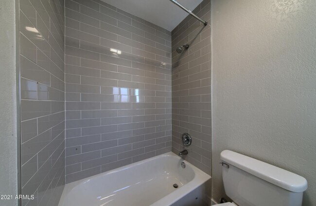 Foto del edificio - 908 E Pasadena Ave