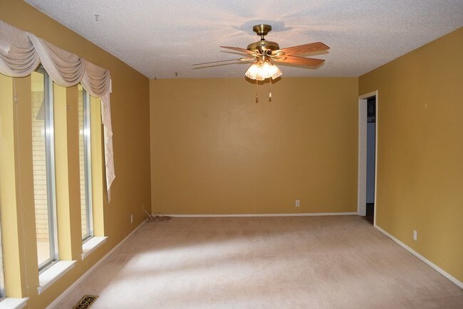 Building Photo - 3137 Lakeside Dr