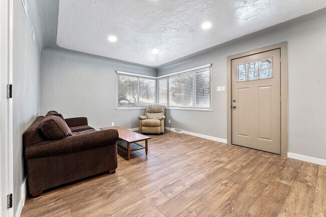 Foto del edificio - Updated Townhome in NE Park Hill!