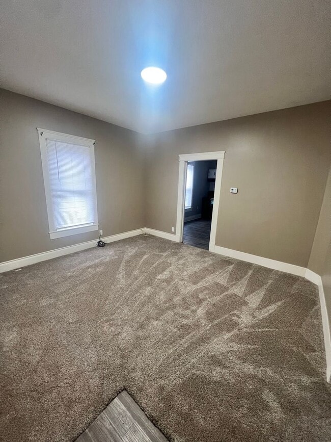Building Photo - 2 Bed 1 Bath