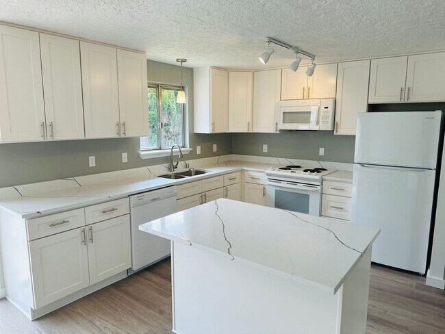 Foto del edificio - Charming Beautifully Updated Home w/ RV Parking