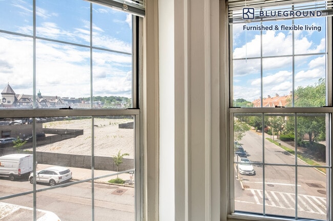 Building Photo - 1284 Beacon St