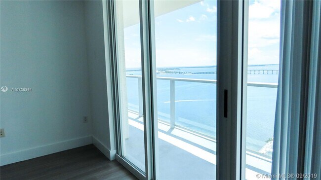 Building Photo - 1155 Brickell Bay Dr