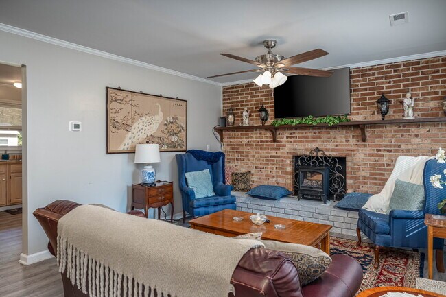 Building Photo - Charming 2-Bedroom Picturesque Furnished H...
