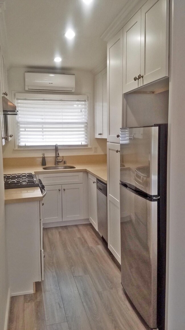 Building Photo - 15158 Dickens St