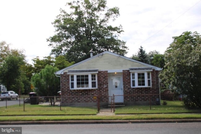 Building Photo - 402 W Evesham Rd