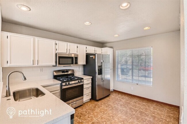 Building Photo - 1347 Yukon Ave