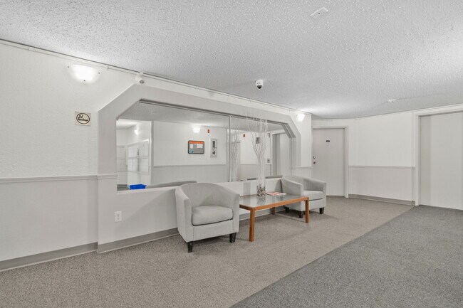 Photo du bâtiment - 17109 67 Ave NW