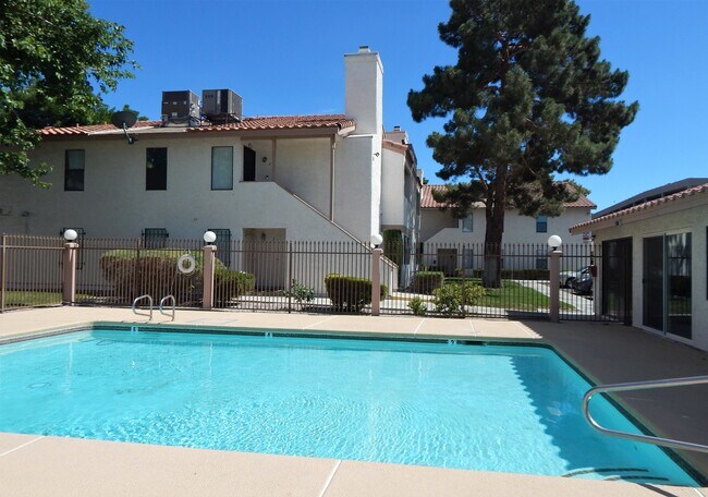 Amplia piscina y la casa club a la derecha - 1341 Del Mar St