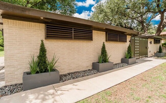 Foto del edificio - 4309 Westdale Dr