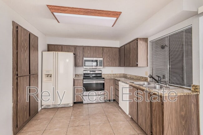 Building Photo - 5505 W Sunnyslope Ln