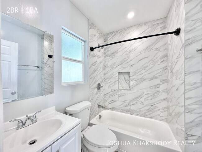 Foto del edificio - 2035 1/2 W Martin Luther King Jr Blvd-