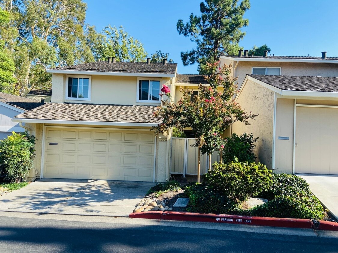 Foto principal - Nice Two-Story Unit with Attached Garage a...