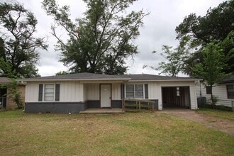 Building Photo - 2327 Plume Dr