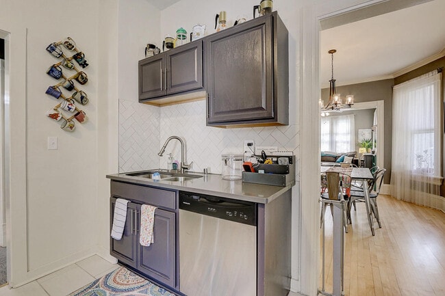 Kitchen - 1518 E Irving Pl
