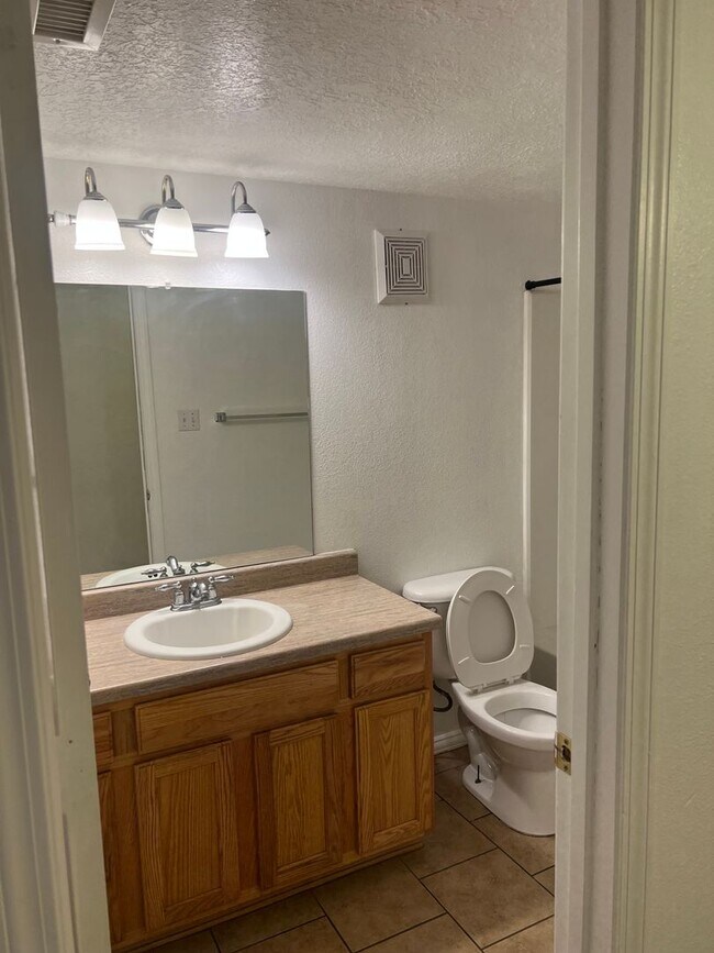 Foto del edificio - Spacious 4 Bedroom Home Ready for Immediat...