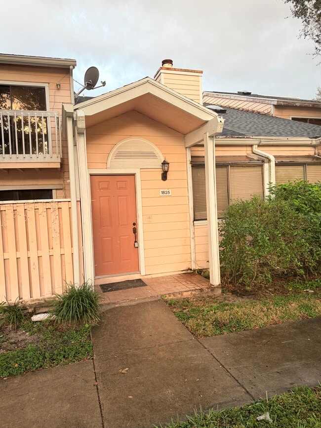 Foto del edificio - 1825 Adventure Pl