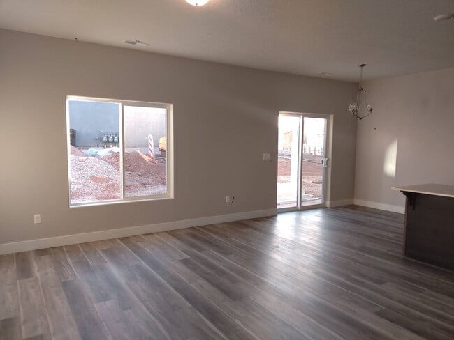 Building Photo - Cute and Spacious! Available Now! Month to Month Accepted