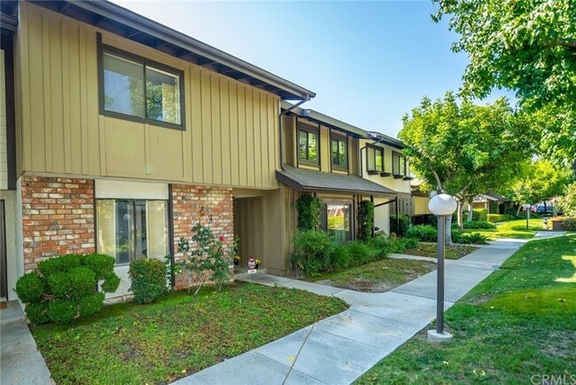 Corner unit - 436 Fairview Ave