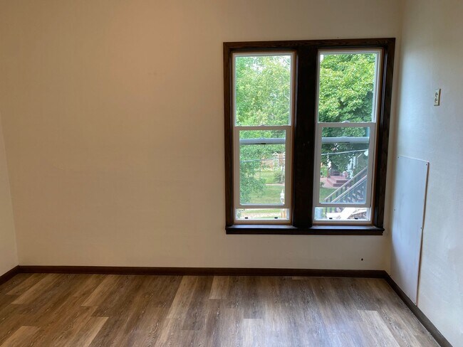 Building Photo - 526 S 1st Ave